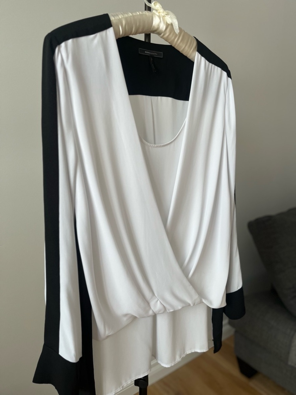 BCBGMaxAzria White Crepe Blouse With Black Accents US XL - Picture 6 of 13